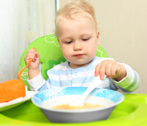 3 Reasons You Shouldn’t Distract Your Toddler at Mealtimes