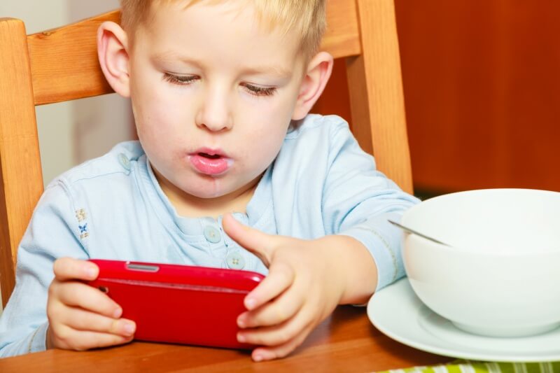 3 Ways to Keep Kids Away from Gadgets During Mealtimes