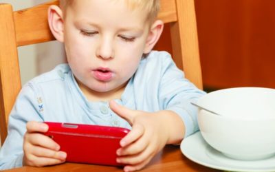 3 Ways to Keep Kids Away from Gadgets During Mealtimes